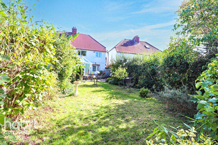 3 Bedroom Semi-Detached House For Sale In Harts Gardens, Guildford, GU2