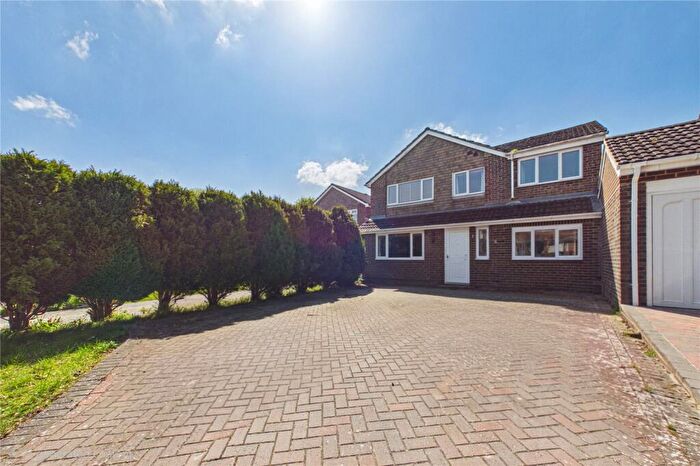 4 Bedroom Link Detached House To Rent In Hawk Close, Basingstoke, Hampshire, RG22