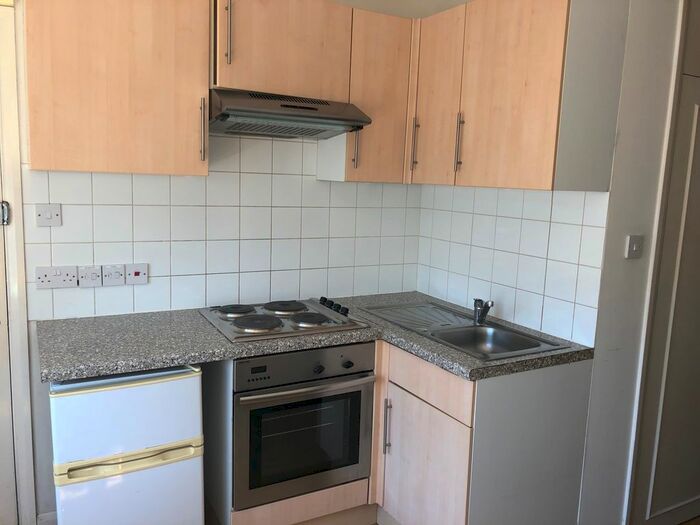Studio To Rent In Selborne Gardens, Hendon, London, NW4