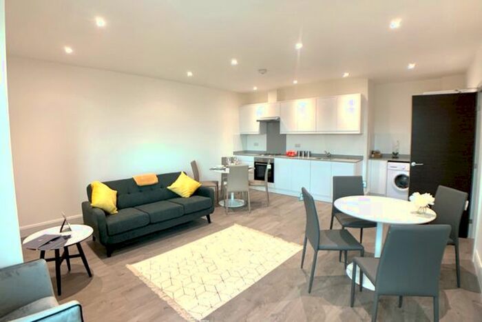 2 Bedroom Flat To Rent In High Street, Potters Bar, EN6