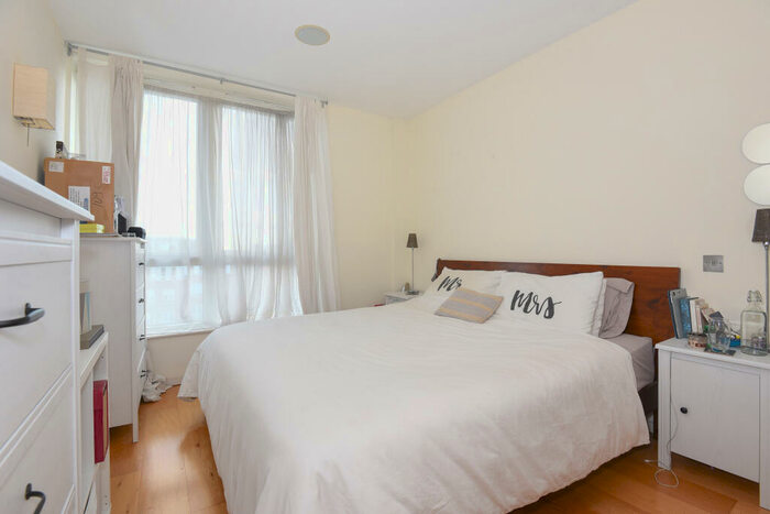 2 Bedroom Apartment To Rent In Regency Court, South Woodford, E18