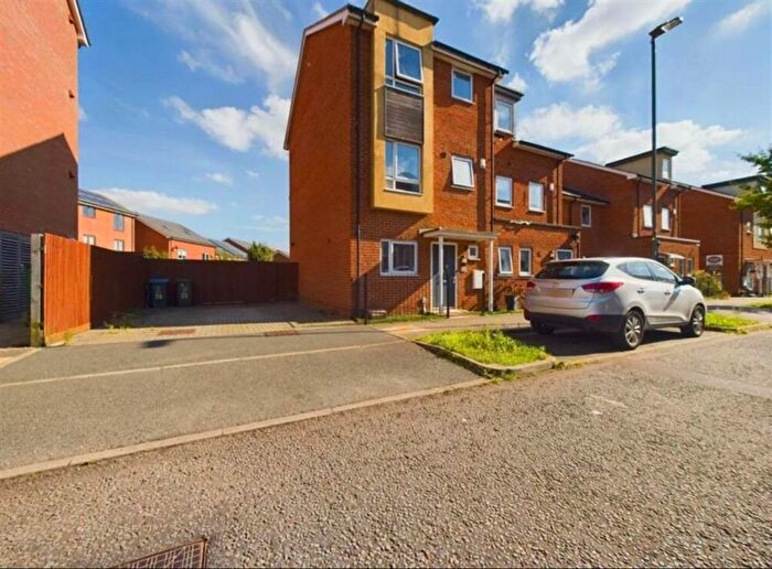 4 Bedroom Property For Sale In Edge Street, Aylesbury, HP19