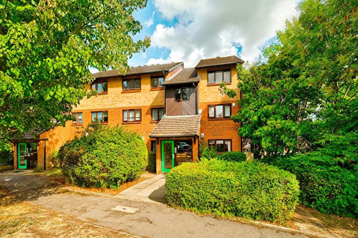 2 Bedroom Flat To Rent In Alders Close, Aldersbrook, E11