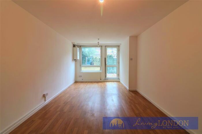 2 Bedroom Flat To Rent In Copperfield Mews, London, N18