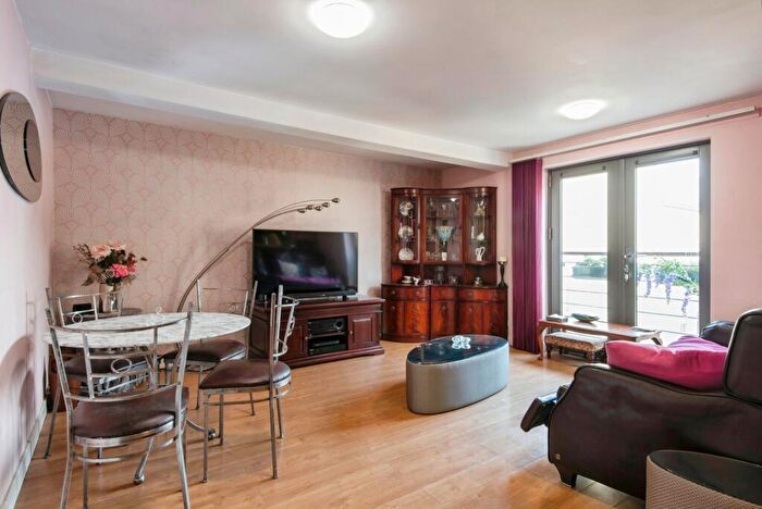 2 Bedroom Flat For Sale In Coopers Yard, Paynes Park, Hitchin, Hertfordshire, SG5