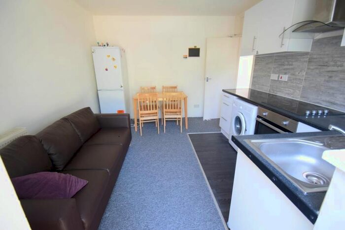 3 Bedroom Flat To Rent In Litchfield Court, Litchfield Way, Hampstead Garden Suburb, NW11