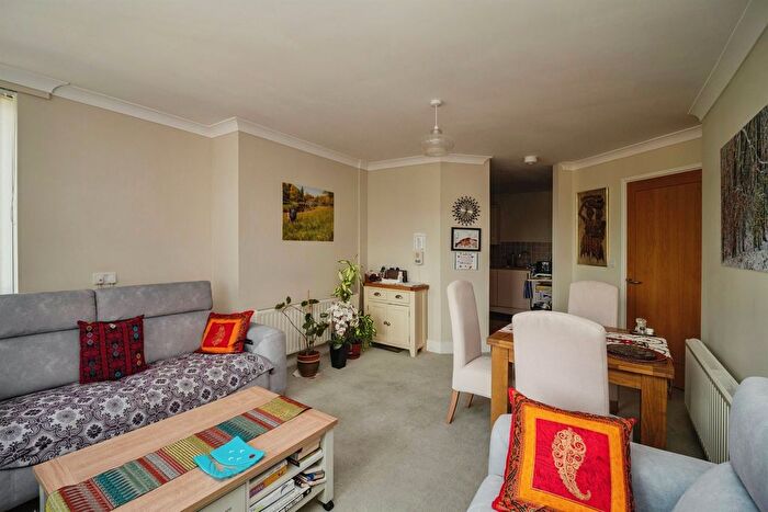 1 Bedroom Flat For Sale In Maumbury Gardens, Dorchester, DT1