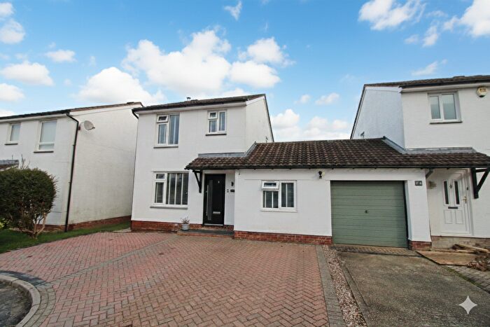 4 Bedroom Link Detached House For Sale In Ramsdell Close, Tadley, RG26