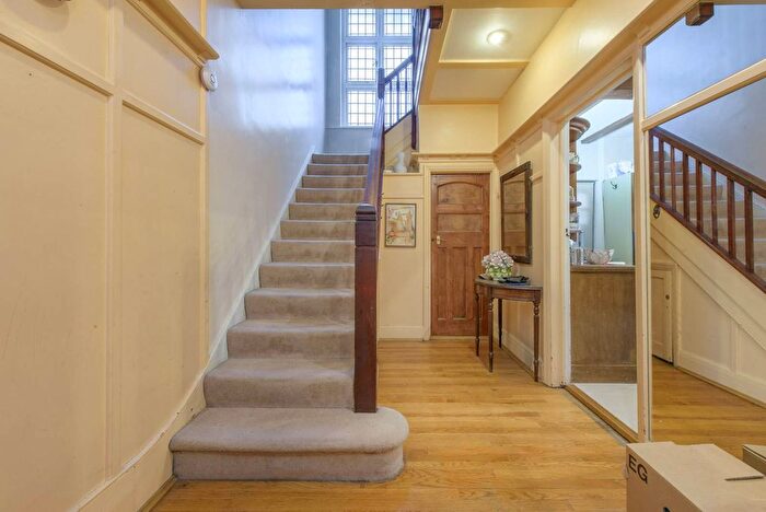 3 Bedroom Semi Detached House For Sale In Armitage Road, Temple Fortune, London, NW11