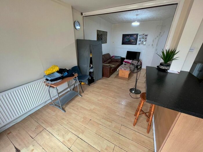 4 Bedroom Semi-Detached House To Rent In Scotts Road, Southall, UB2