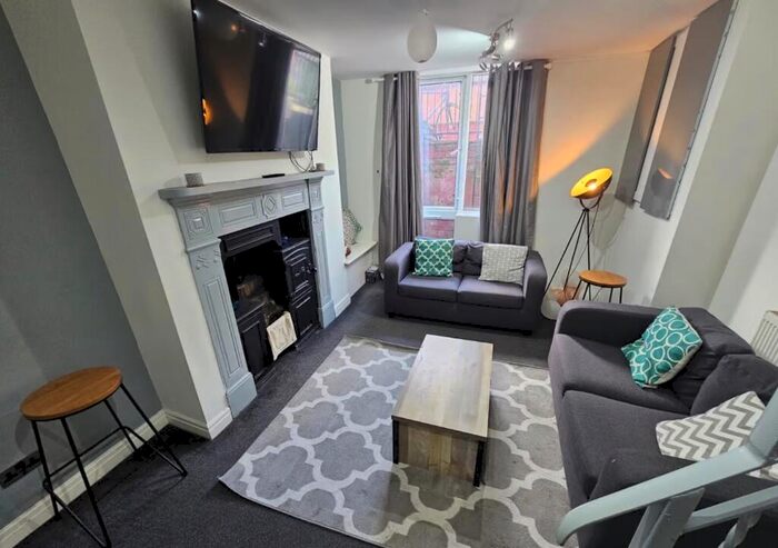 6 Bedroom Terraced House To Rent In Headingley Avenue, Leeds, West Yorkshire, LS6