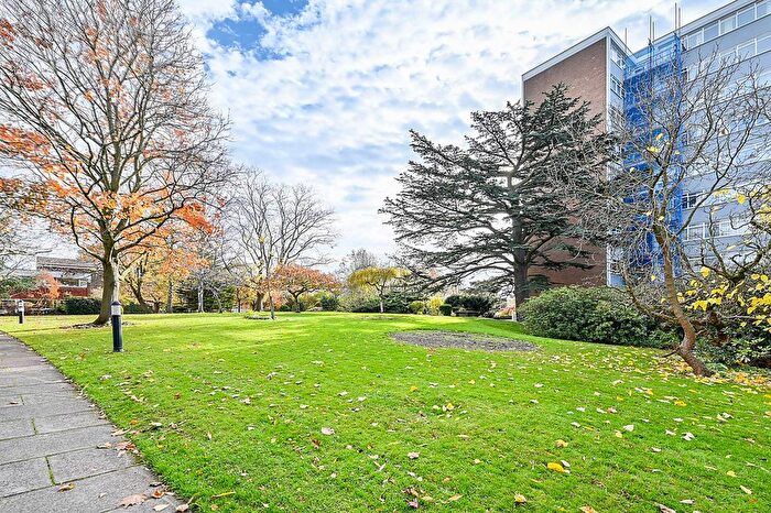 2 Bedroom Flat To Rent In The Cedars, Ealing, London, W13