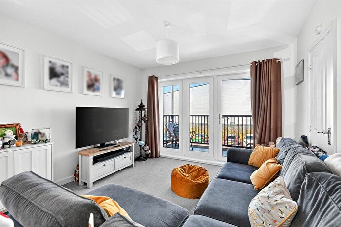 2 Bedroom Flat For Sale In Highwayman Grove, Chertsey, Surrey, KT16