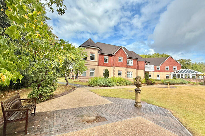 2 Bedroom Flat For Sale In St. Ives Place, Ringwood, BH24