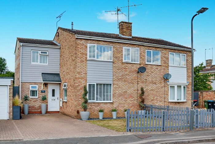 4 Bedroom Semi-Detached House For Sale In Avon Close, Newport Pagnell, MK16