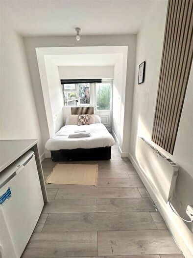 Studio To Rent In The Circle, London, NW2