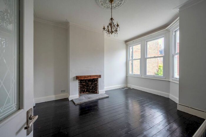 2 Bedroom Flat To Rent In Oakhill Road, East Putney, London, SW15