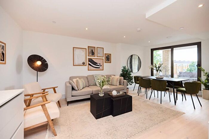 3 Bedroom Flat To Rent In Colliers Wood, SW19