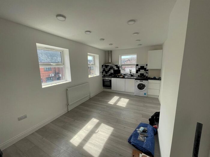 Studio To Rent In High Street, Sutton, SM1