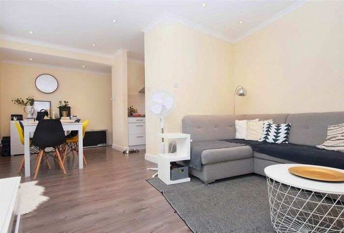 1 Bedroom Flat To Rent In Tudor Road, Hampton, TW12
