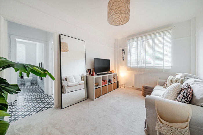 2 Bedroom Apartment For Sale In Elmers End Road, London, SE20