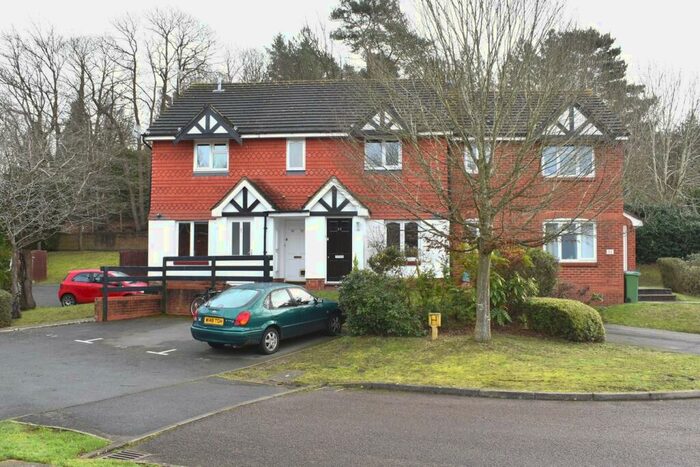 1 Bedroom Flat To Rent In Eyston Drive, Weybridge, KT13