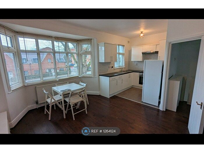 2 Bedroom Flat To Rent In High Road, London, N2
