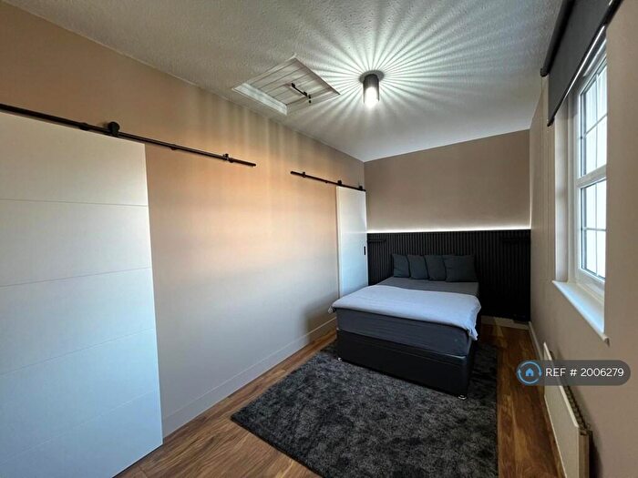 2 Bedroom End Of Terrace House To Rent In Manchester Road, London, E14