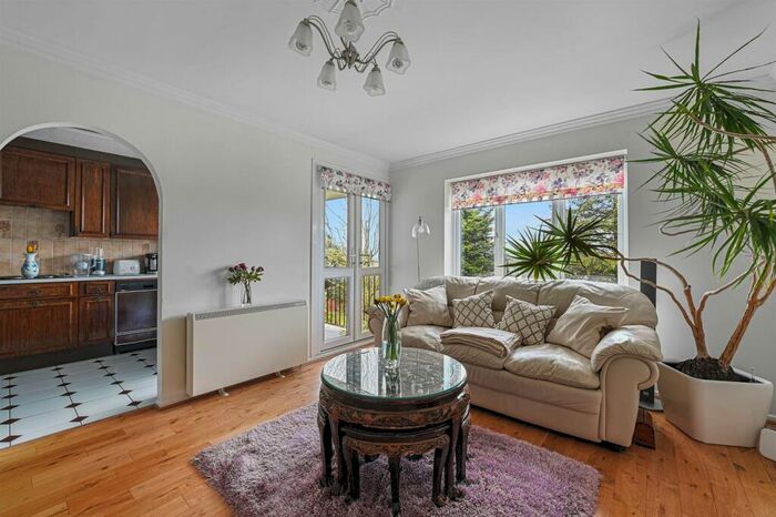 1 Bedroom Flat For Sale In Goldings Road, Loughton, IG10