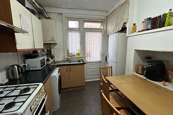 3 Bedroom Flat For Sale In Frinton Mews, Gants Hill, Ilford, Essex, IG2