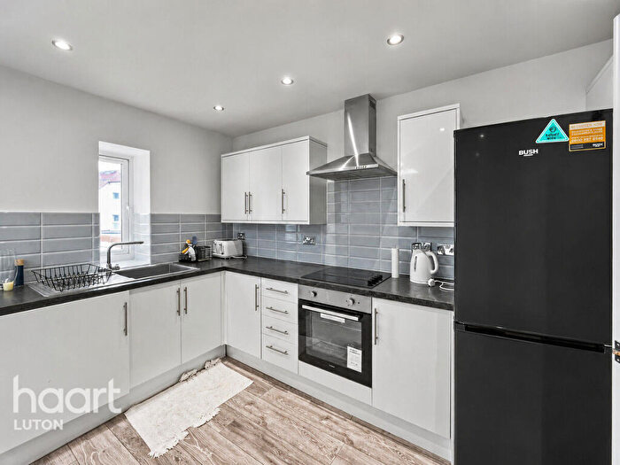 2 Bedroom Flat For Sale In The Compasses, Farley Hill, Luton, LU1