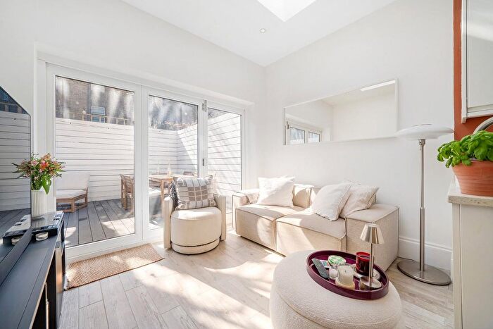 2 Bedroom Flat For Sale In Saltoun Road, SW2