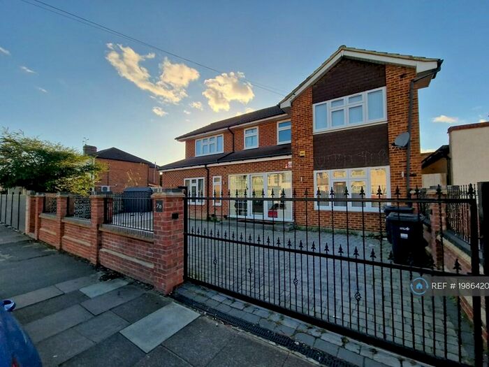 4 Bedroom Detached House To Rent In Ilford, Ilford, IG6