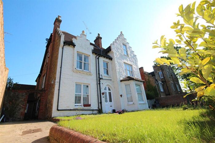 2 Bedroom Flat To Rent In Epsom Road, Guildford, GU1