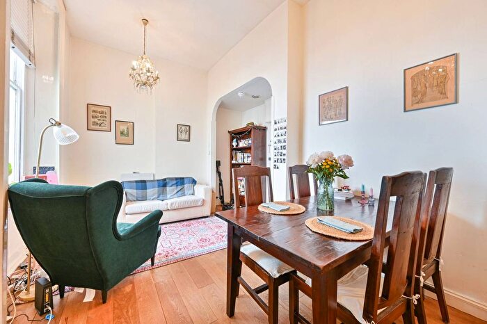 1 Bedroom Flat To Rent In Pinehurst Court, Notting Hill, London, W11