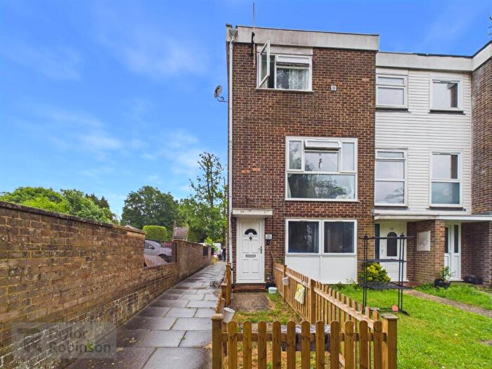 2 Bedroom Maisonette For Sale In Pound Hill, Crawley, RH10