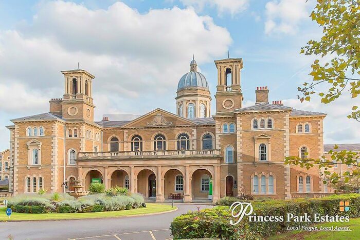 2 Bedroom Flat To Rent In Royal Drive, London, N11