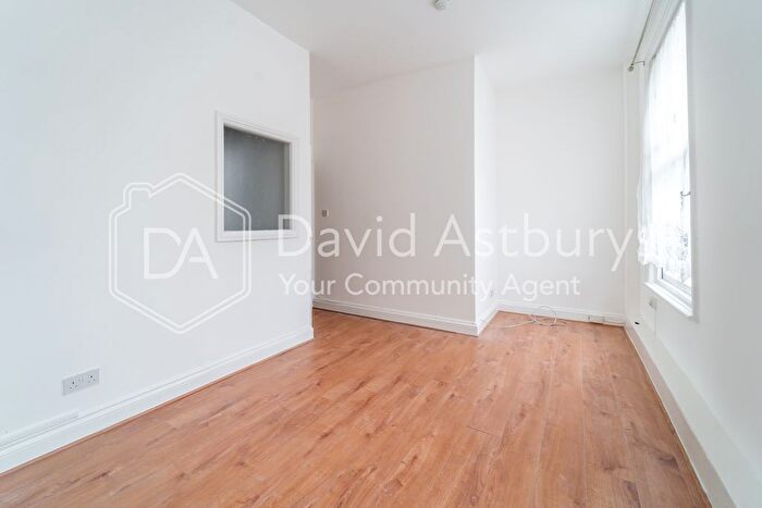 2 Bedroom Flat To Rent In Tollington Way, Holloway, London, N7