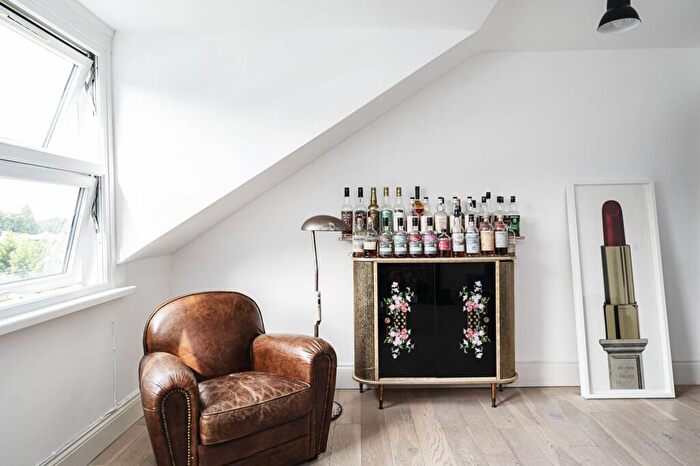 2 Bedroom Flat To Rent In Dunsmure Road, Stoke Newington, London, N16