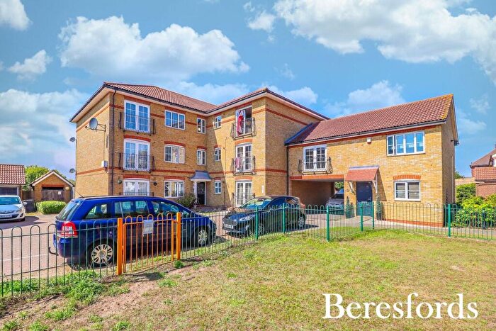 2 Bedroom Apartment For Sale In Cavendish Gardens, Aveley, RM15