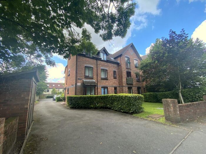 1 Bedroom Flat To Rent In Abbey Court - Banister Road, SO15