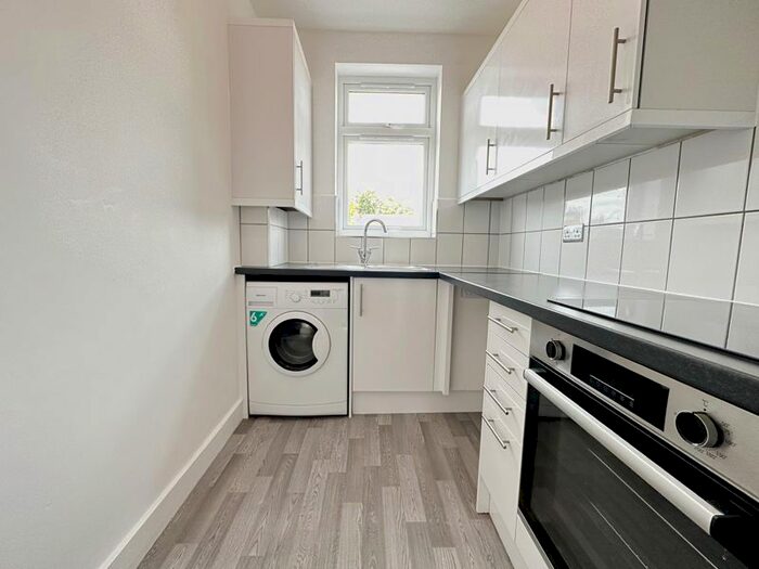3 Bedroom Flat To Rent In London Road, Romford, RM7
