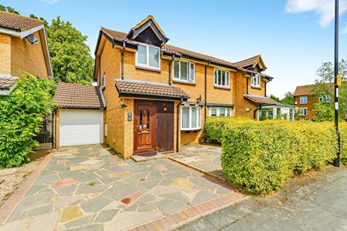3 Bedroom Semi-Detached House For Sale In Burrell Close, Croydon, CR0
