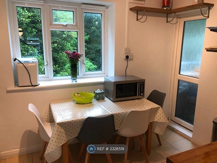 3 Bedroom Flat To Rent In Beaconsfield Close, London, SE3