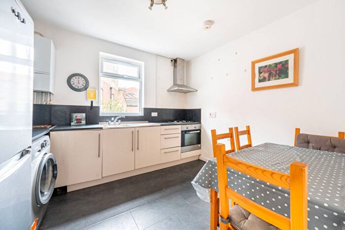 3 Bedroom Flat To Rent In Rockhall Road, Cricklewood, London, NW2