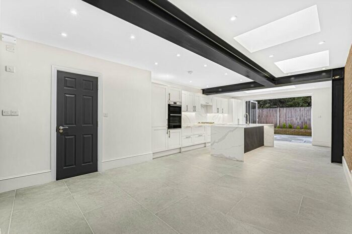 4 Bedroom Terraced House To Rent In Fairland Road, Stratford, E15