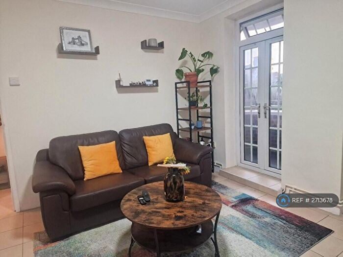 3 Bedroom Flat To Rent In London, London, E1