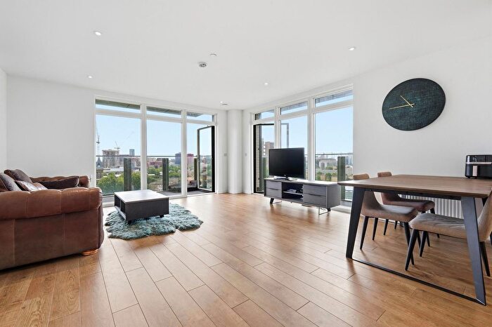 3 Bedroom Flat For Sale In Lamington Heights, Canary Wharf, E14