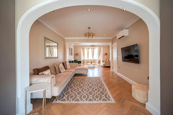 4 Bedroom Semi-detached House To Rent In Warren Road, Wanstead, London, E11