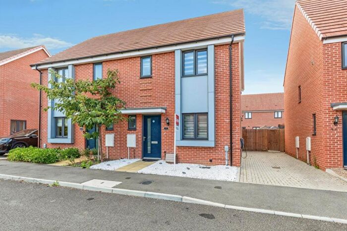 3 Bedroom Semi-Detached House For Sale In Hop Garden Close, Rainham, ME8